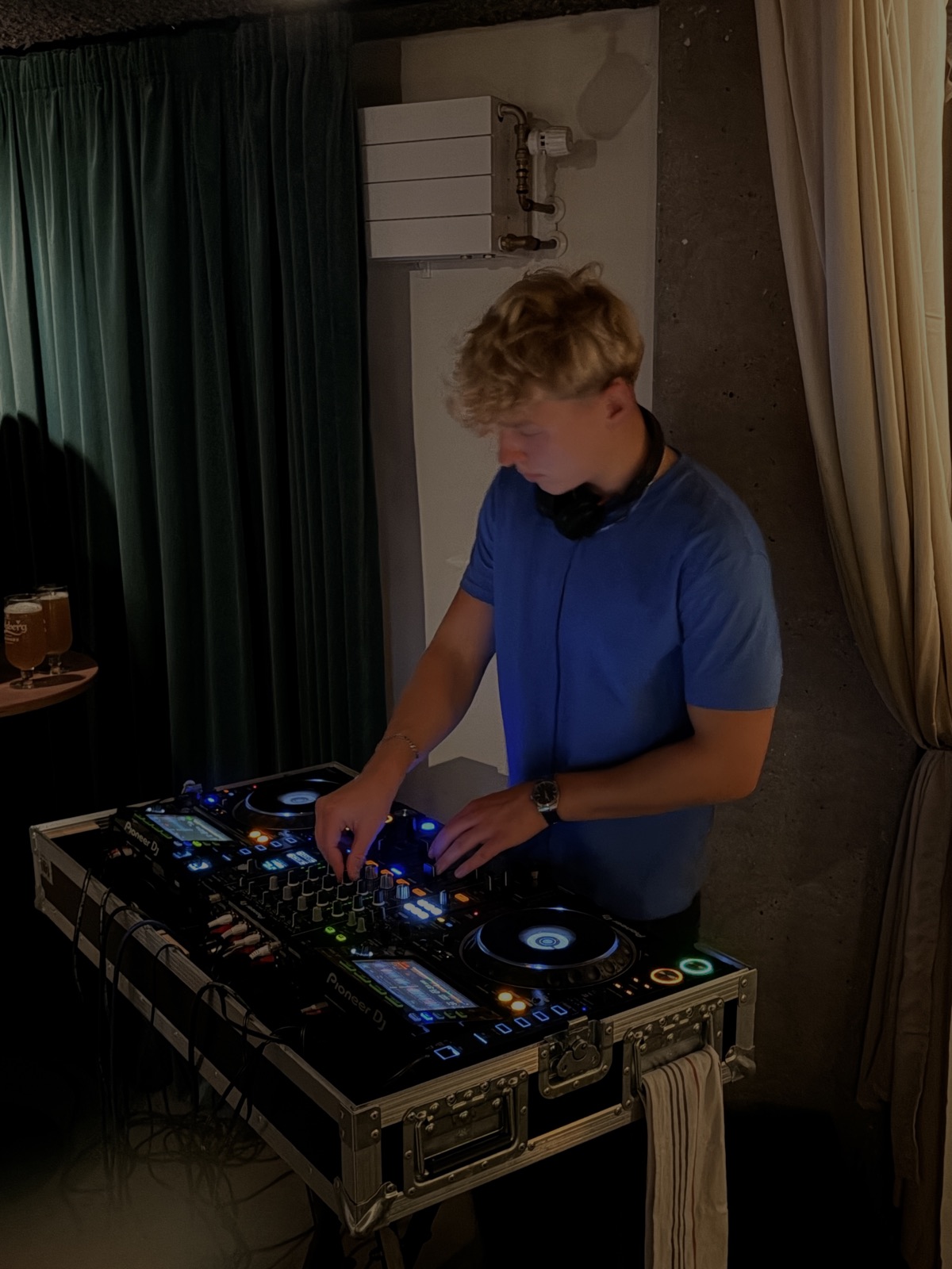 Felix står bag DJ-pulten og mixer
